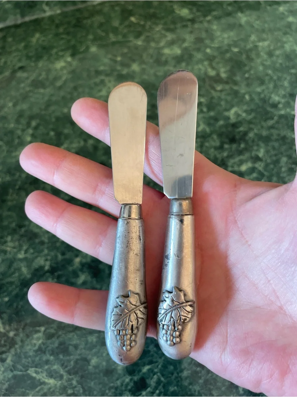 Vintage Set 2 Grape Pewter Tone Handle Cheese Butter Spreader Knives 5 Inch